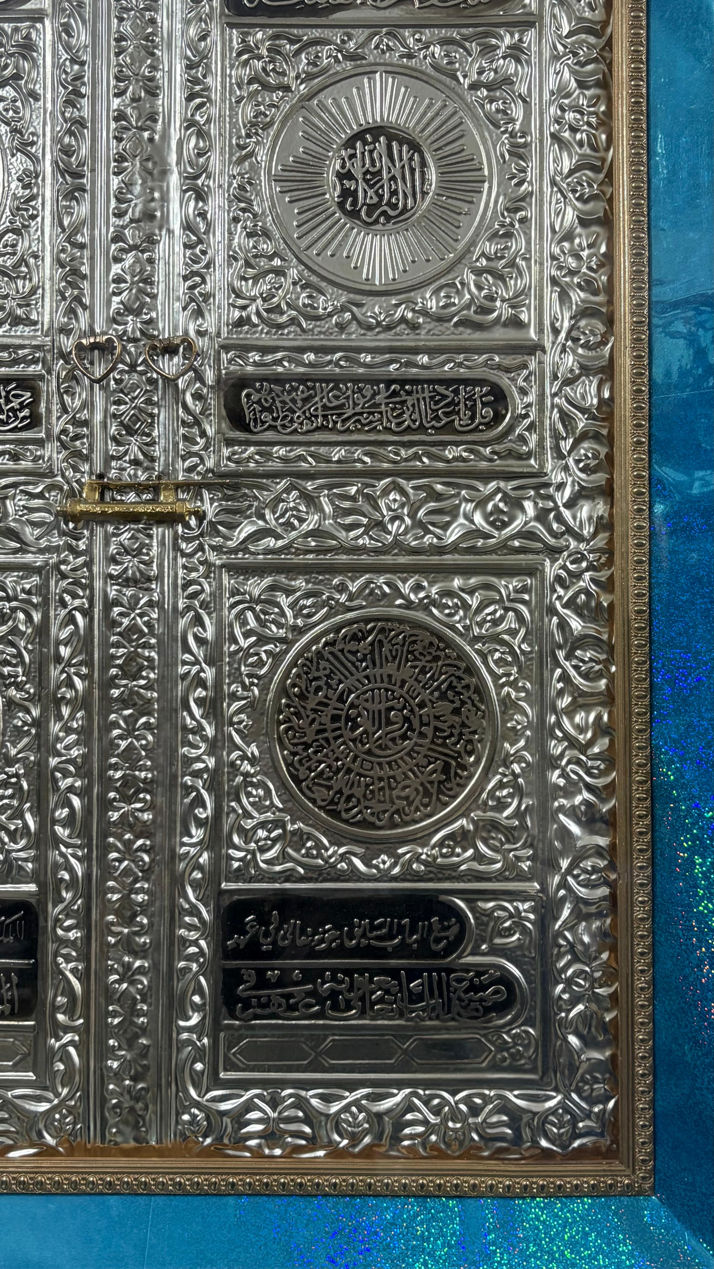لوحة جدارية إسلامية مع معطر/إطار محفور لباب الكعبة المشرفة باللون الفضي